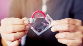 男性がコンドーム着用した場合の快感度は何パーセント低下するのか。 パートナーに痛み、もしかしたら死に至らしめるリスクを減らすためにできること