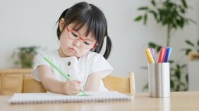 眼科医が警告「ブルーライトカットメガネは子どもには勧めない」臨床実験の結果「近視を進行させてしまう恐れがある」の衝撃