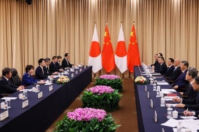 10月31日、習近平国家主席と会談する高市早苗首相(本人Xより)