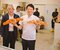 カニを持ち笑顔の斎藤知事(本人SNSより)
