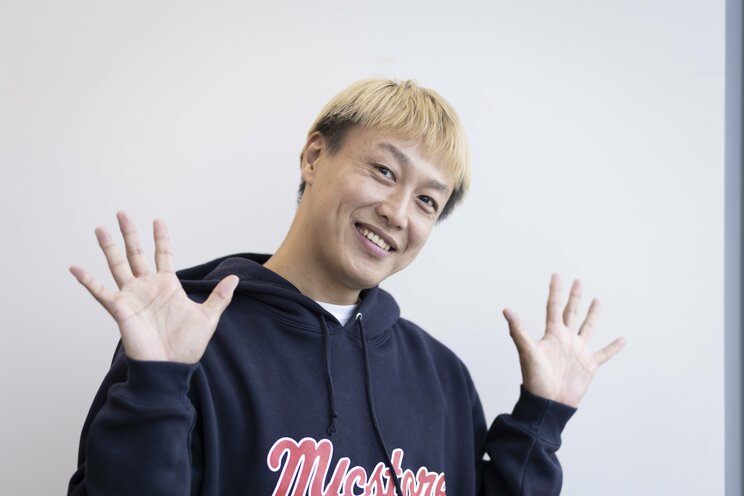 お見送り芸人しんいち　撮影／齋藤周造