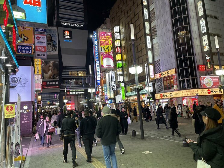 〈新宿・居酒屋ぼったくり客引き摘発〉チェーン店かと思ったら卵焼きもお通しも「高っ！」…月収約50万円、ポルシェに乗る客引きも…犯罪意識はありながらも「上に奨学金を払ってもらってるから辞められない」_10