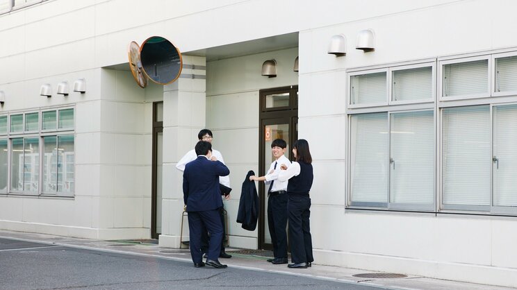 取材を見守っていた新人たちから話しかけられる二人　和気あいあいとした空気が伝わってきた