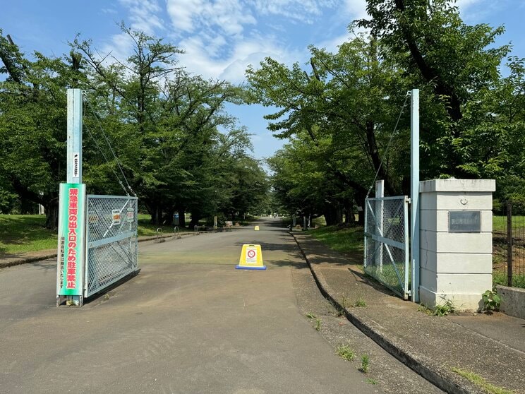 基地のゲートを彷彿とさせる狭山稲荷山公園の入り口