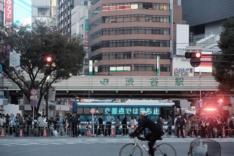 〈2023ハロウィーン〉渋谷の街から仮装・バカ騒ぎする若者が消えた！「（コスプレ）ダメだよダメ、ダメ～」警察官に注意された黒ひげ危機一髪男は段ボールを自ら破壊。ハチ公出口も喫煙所も閉鎖…渋谷区が本気だしてきた！_20