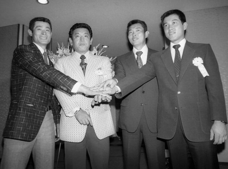左から81年パ・リーグ新人王の石毛、ＭＶＰの江夏、セ・リーグＭＶＰの江川、新人王の原（写真／共同通信社）