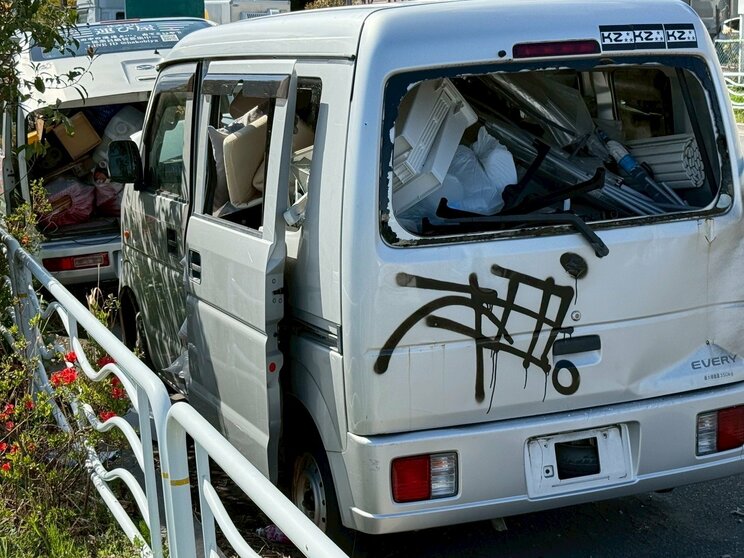 ナンバーが外された車も。金銭的な価値がない場合、最終的には行政が税金で処分するしかないのが実情だという（撮影／集英社オンライン）