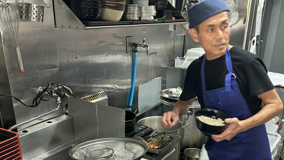 大量閉店の中、東京の中心地で「立ち食いそば屋」を始めた52歳店主の