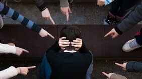 「いじめられている子を助けられない…」小４女子が抱える悩みに小島よしおが真剣回答。「自分だけでできることはすごく限られている」から、どうすれば？