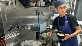 大量閉店の中、東京の中心地で「立ち食いそば屋」を始めた52歳店主の覚悟と工夫──“衝撃のニラ天”と“至高の生麺”に出会う