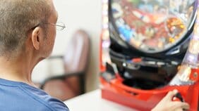 「ギャンブルに給料を全額使ってしまうんですが、自分は大丈夫でしょうか?」包丁をベッドに突き刺して話し合い、激高して投げ飛ばされたことも…。ギャンブル依存症が増加し、問題が深刻化している理由