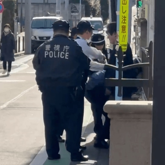 男が確保された際の映像（近隣住民提供）