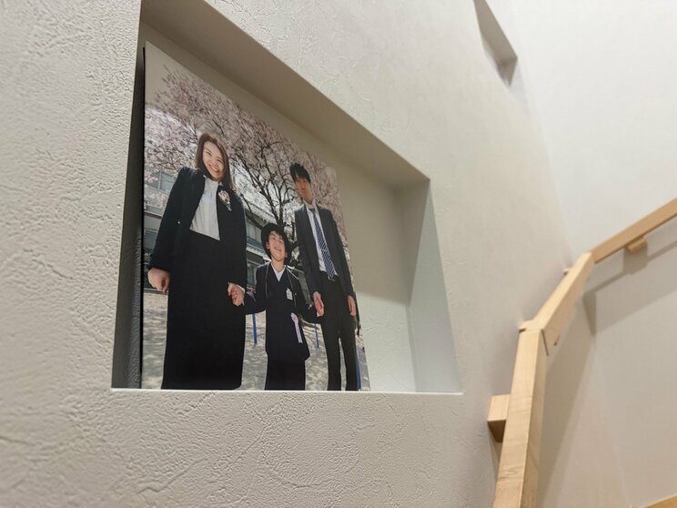 長男くんと手をつなぐ阿部さん夫婦