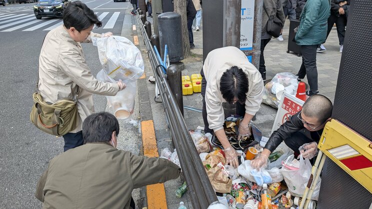 ボランティアでのゴミ清掃の様子