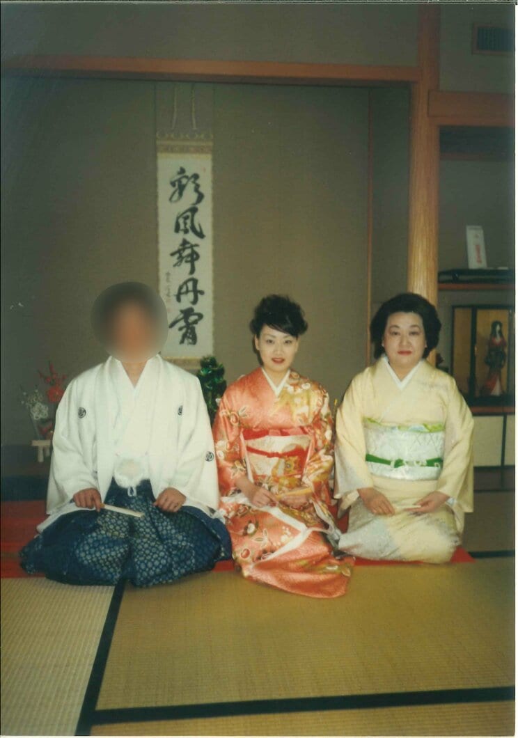 母・細木数子さん（写真右）のお膳立てにより中学生でお見合い、19歳で結婚したかおりさん（写真中央）