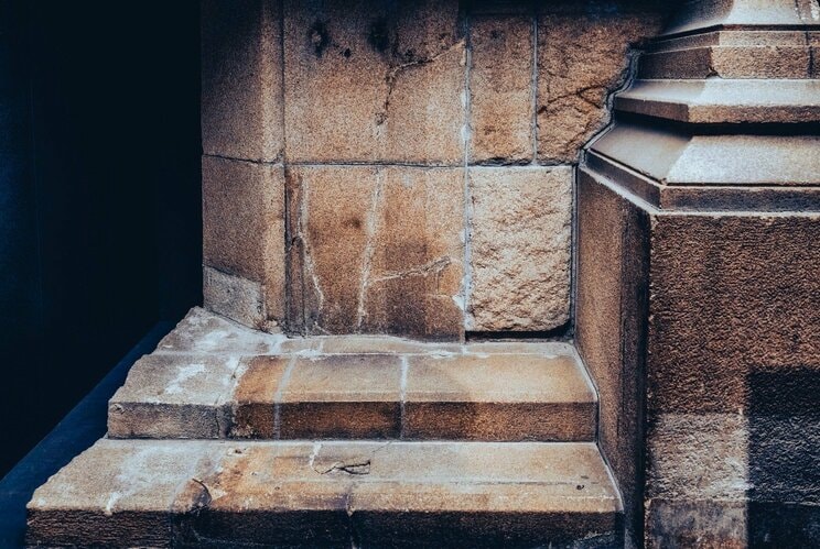 広島住友銀行の入り口に座っていた人の影が残る　広島平和記念資料館　（写真／Shutterstock）