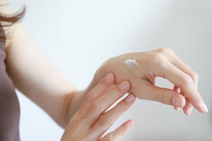一般的にはヘパリン類似物質という総称名で使用される医療用医薬品「ヒルドイド」(画像はイメージです)