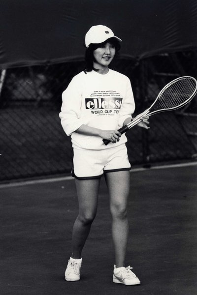 テニスに興じる学生時代の片山大臣（片山さつき公式HPより）