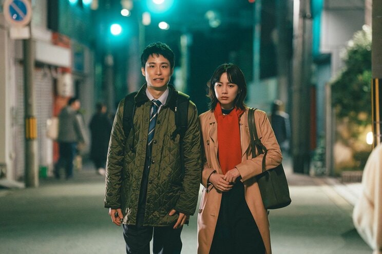 結婚を控える妹・希と並んで歩く大貴。長年支え合ってきた兄妹にも、人生の転機が訪れる（映画『平行と垂直』より）©2026「平行と垂直」製作委員会