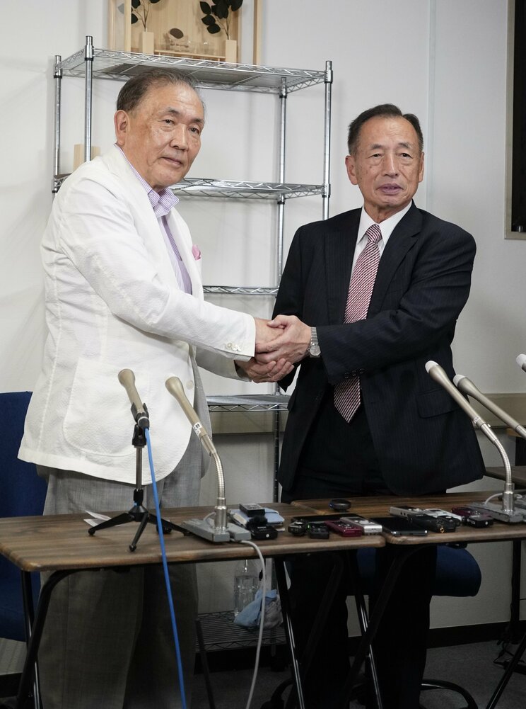 会見の最後に握手する小林興起氏と田母神俊雄氏／集英社オンライン撮影