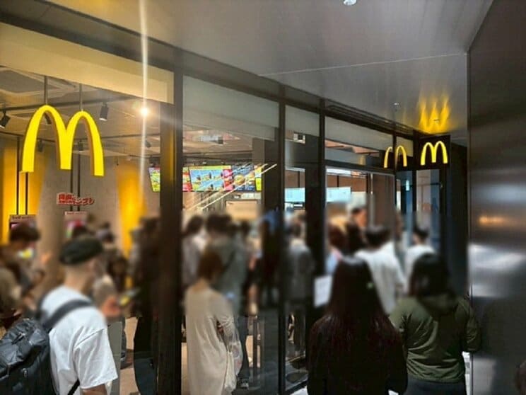 コラボ商品を買いに来ている人でにぎわう（写真／集英社オンライン）