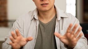 「40代後半でカネもない独身のおっさんに人権なんてないんです」年収の価値基準が高すぎる男性社会の地獄とは?
