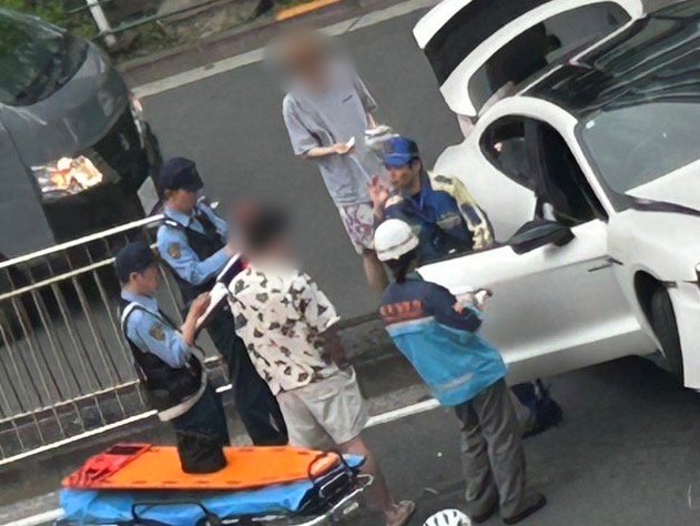 捜査員に事情を話す運転手（写真／近隣住民提供）