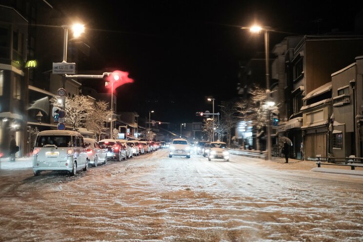 〈大寒波襲来・写真多数〉電車はストップ・渋滞40キロ・タクシー大行列・立ち往生、それでも開いていた牛丼屋に安堵…豪雪の京都ルポ「完全に大雪をなめていました」_26