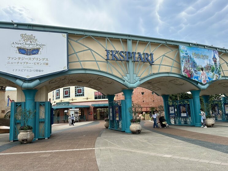 〈ディズニー値上げ論争〉大スキすぎて舞浜周辺に引っ越してきた“ガチ勢”は「値上げ」と「年パス廃止」をどう思うか？「もともとお金のかかる趣味で高所得者向けですから」と話すもホンネは…_6