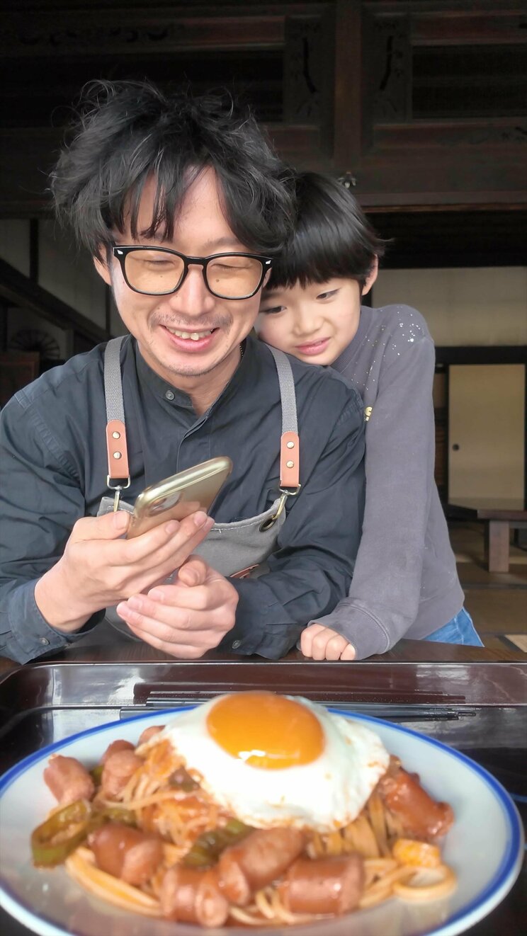 仲の良さが伝わるえむとしさんとようた君（写真／えむとしさん提供）