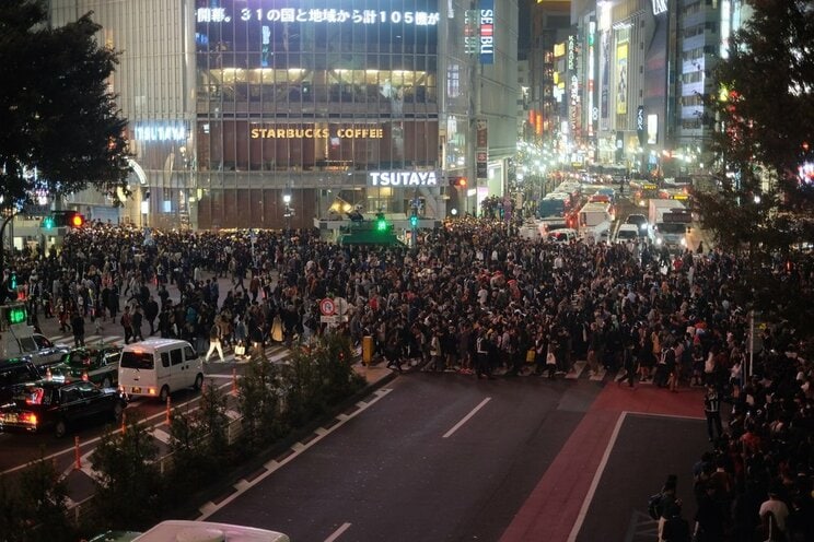 ハロウィンの渋谷（Shutterstockより）