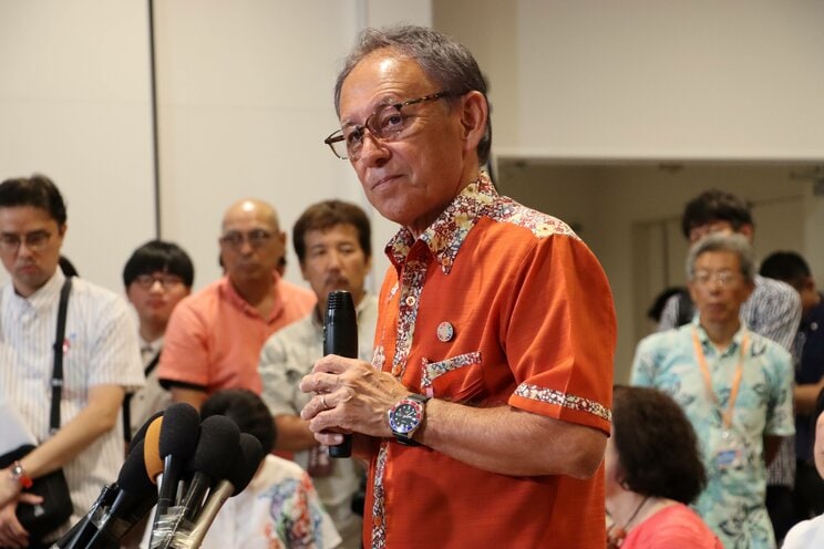 沖縄県知事選にて14万票を超える差で敗れたデニー玉城氏（写真／産経新聞社）