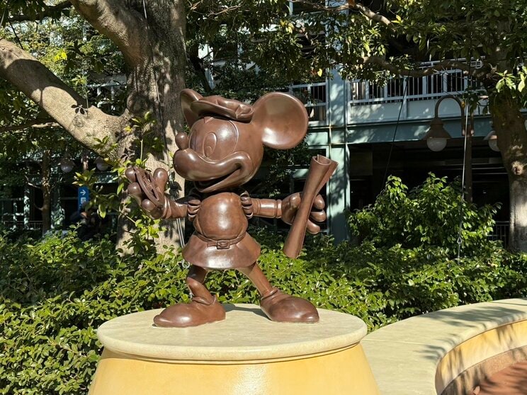ディズニーリゾートラインのディズニーシー最寄り駅から降りたところに佇む、ミッキーマウスの像（撮影／集英社オンライン編集部）