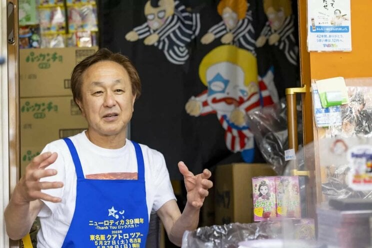 昼は街のお菓子屋さん、夜はパンクでロックな優しいピエロ。これがニューロティカ・あっちゃんの“普通の生活”_2