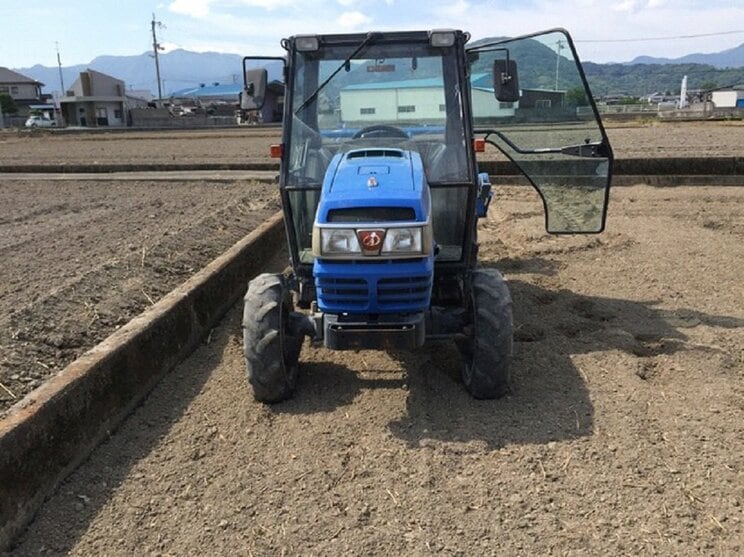 西岡さんの畑と農機（本人提供）