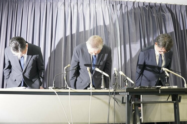 記者会見で謝罪する東武鉄道の鈴木孝郎専務（中央）ら（撮影／集英社オンライン）