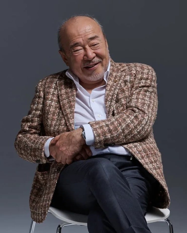 北方 謙三◉（きたかた・けんぞう）1947年佐賀県唐津市生まれ。中央大学法学部卒業。81年『弔鐘はるかなり』で単行本デビュー。83年『眠りなき夜』で第4回吉川英治文学新人賞、85年『渇きの街』で第38回日本推理作家協会賞長編部門、91年『破軍の星』で第4回柴田錬三郎賞を受賞。2004年『楊家将』で第38回吉川英治文学賞、05年『水滸伝』（全19巻）で第9回司馬遼太郎賞、07年『独り群せず』で第1回舟橋聖一文学賞、10年に第13回日本ミステリー文学大賞、11年『楊令伝』（全15巻）で第65回毎日出版文化賞特別賞を受賞。13年に紫綬褒章を受章。16年第64回菊池寛賞を受賞。20年旭日小綬章を受章。24年毎日芸術賞を受賞。18年5月に新シリーズ『チンギス紀』を刊行開始し、23年7月に完結（全17巻）。『三国志』（全13巻）、『史記 武帝紀』（全7巻）ほか、著書多数。