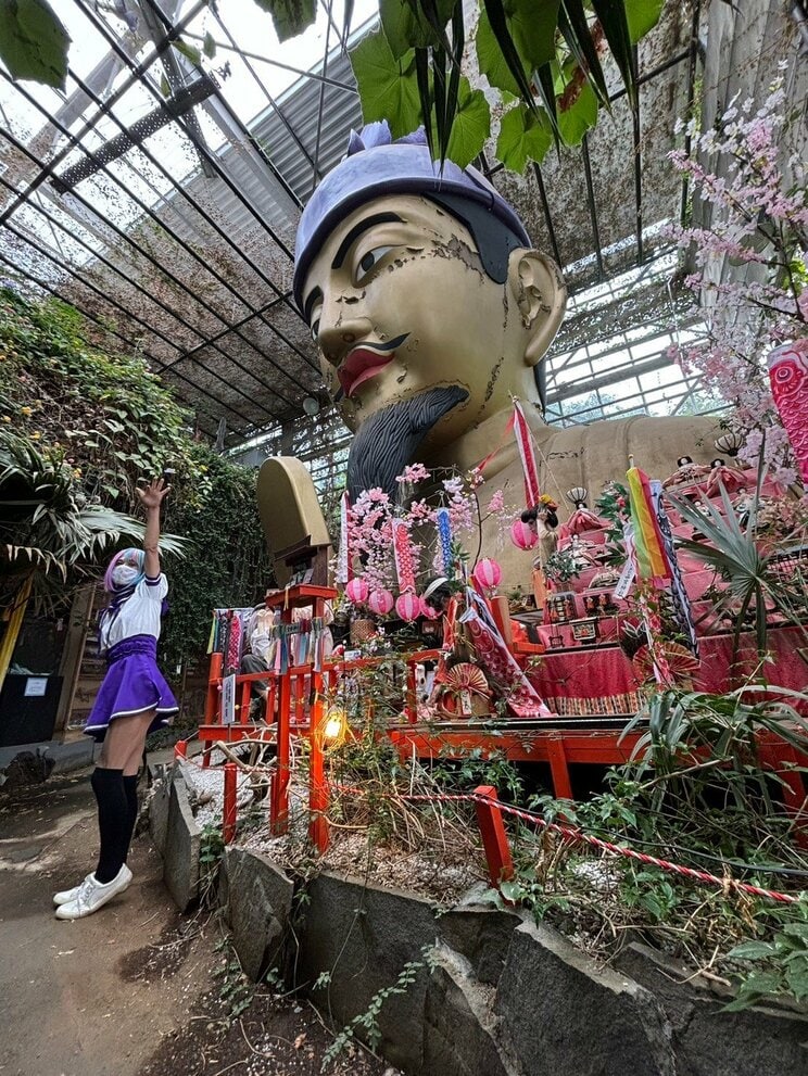 この巨大な聖徳太子像は映画の撮影で使われたものを約1000万円で買い取ったという。奈良の大仏と同じサイズで、搬入するのに費用だけでも100万円以上にもなったそうだ