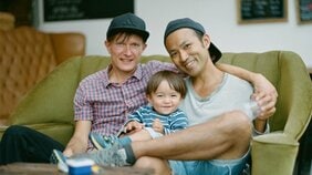 同性パートナーとの結婚、代理母出産…「ふたりぱぱ」の子育て事情