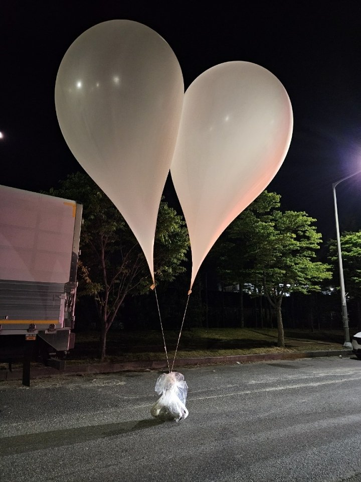 北朝鮮が韓国に送ったごみの袋が付いた風船（韓国軍合同参謀本部より）