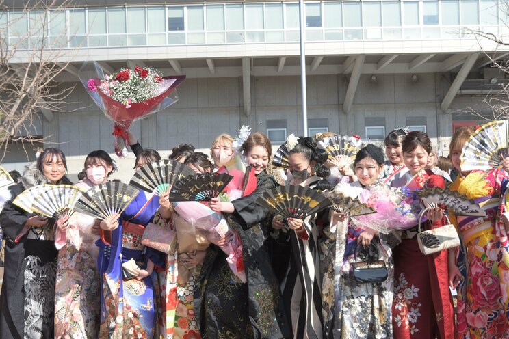 〈画像多数〉「カッコよく撮ってくださいよー！」 今年もド派手な衣装で盛り上がりを見せた北九州・二十歳の記念式典密着ルポ_49