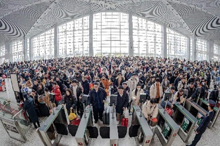 2024年2月春節の連休最終日、浙江省の温州南駅で改札を通る乗客（写真／共同通信）