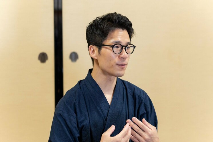 娘の朝咲ちゃんの名前の由来を話す荒木貴弘さん（撮影／齋藤周造）