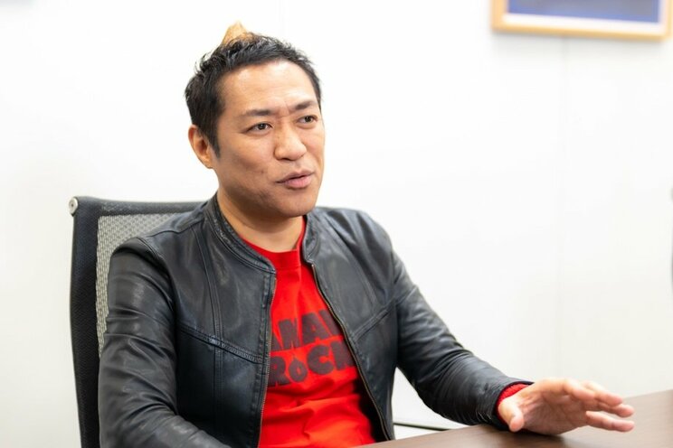 長男からの手紙に感極まったと話すはなわ　撮影／佐藤靖彦