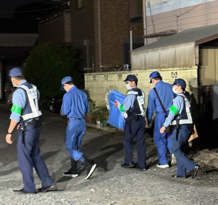 家宅捜査から出てくる捜査員（撮影／集英社オンライン）