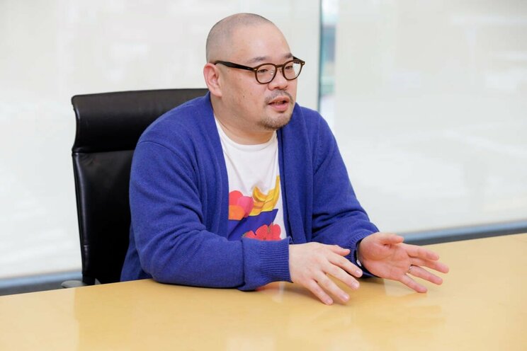 身振り手振りで話す左手薬指には、さりげなく結婚指輪がキラリ。