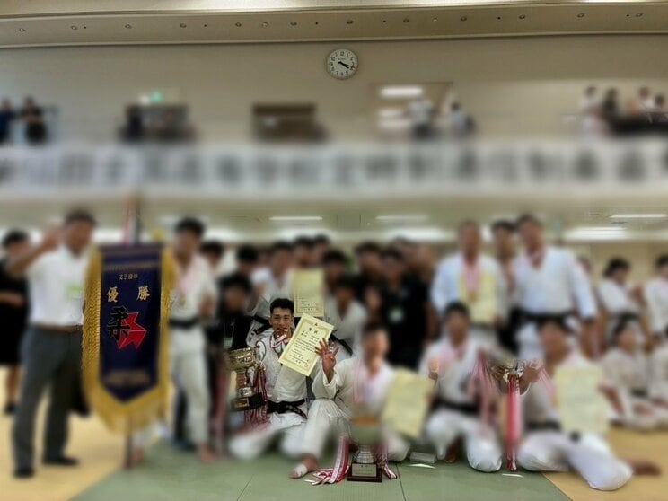 柔道部時代は痛みを堪えながら団体戦で優勝という成績を収めた（写真／本人提供）
