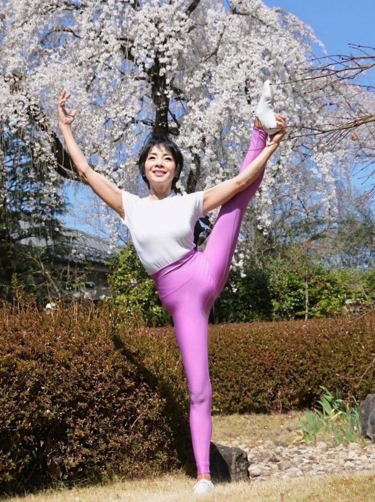 今も身体の柔らかさはそのままな由美かおる（写真／本人提供）