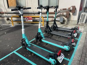 かつてはバイク、今、電動キックボード。保守派が嫌い、リベラル派が好む“街の乗り物”