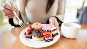 「果物を食べるくらいなら脂を」果糖の摂りすぎが招く2つの危険…脂肪肝と肌に及ぼす残念な影響とは